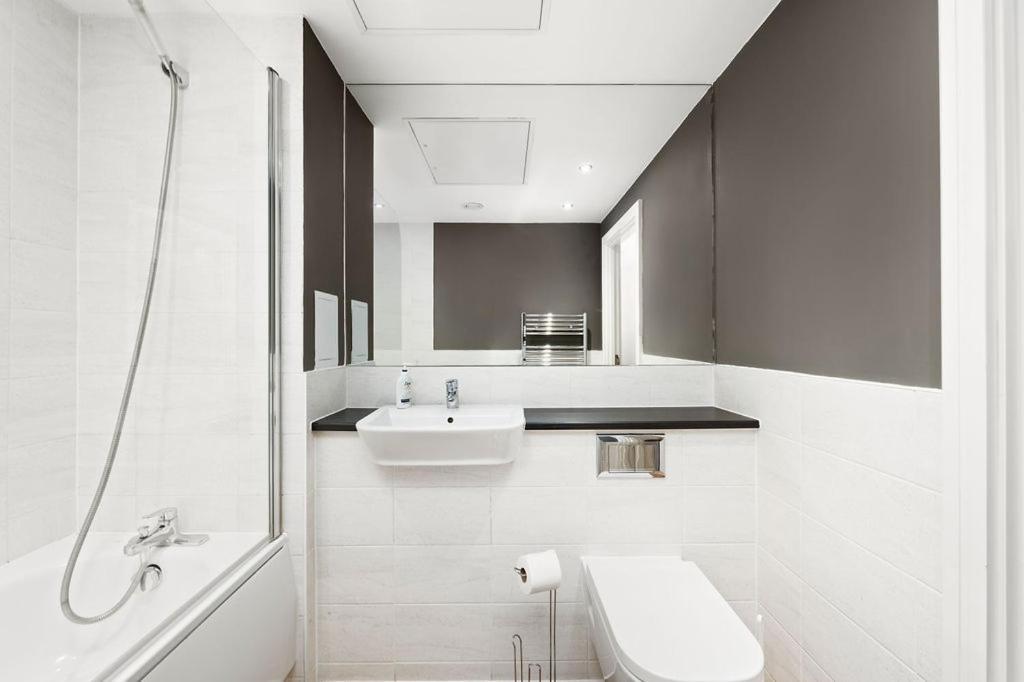 Modern Serviced 3-Bedroom Flat In East 런던 외부 사진
