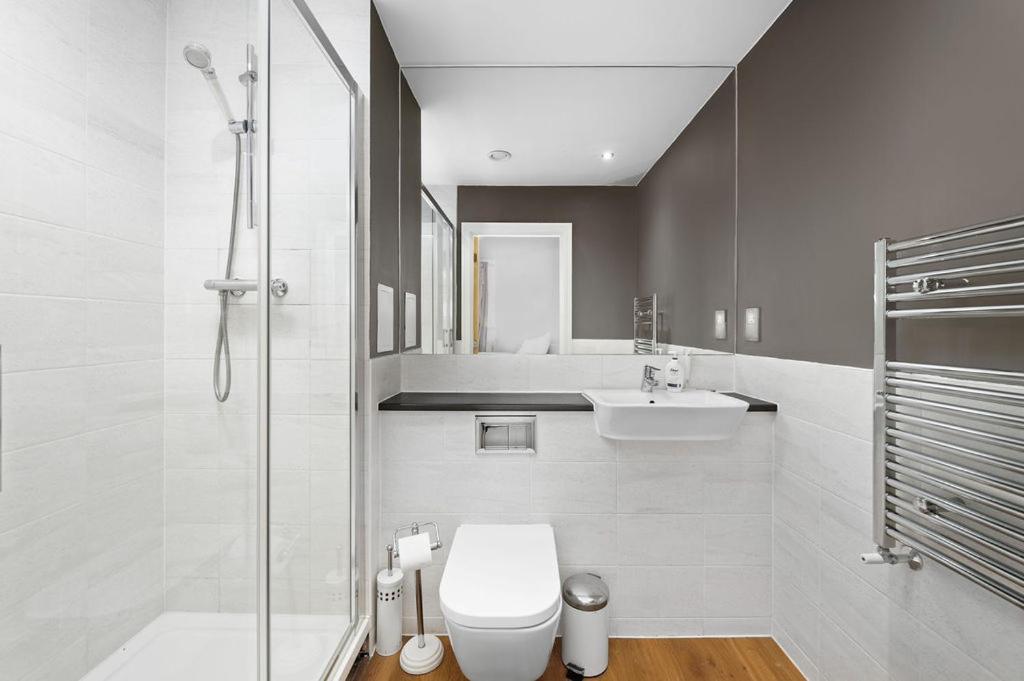 Modern Serviced 3-Bedroom Flat In East 런던 외부 사진