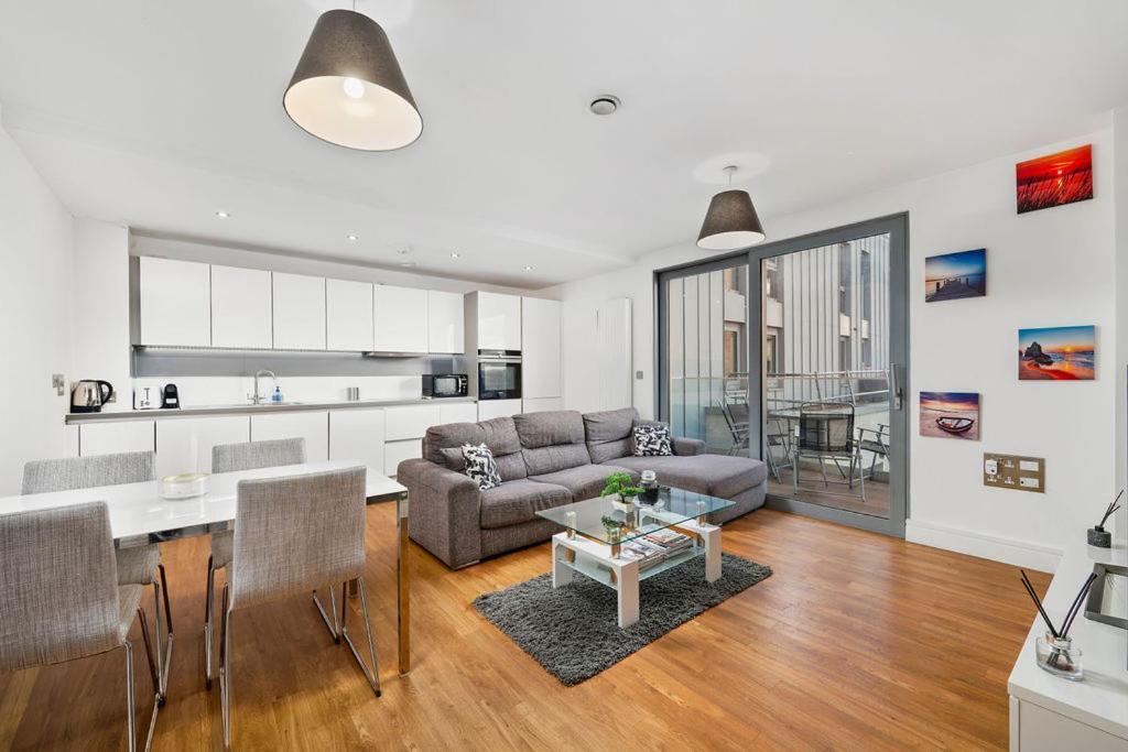 Modern Serviced 3-Bedroom Flat In East 런던 외부 사진