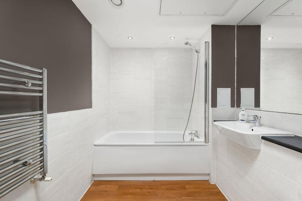 Modern Serviced 3-Bedroom Flat In East 런던 외부 사진